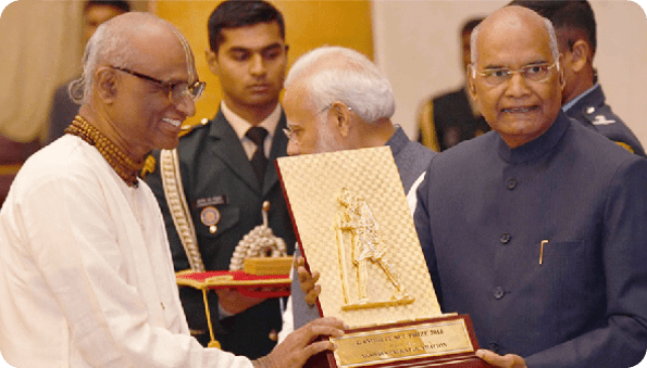 Akshaya Patra representative receiving the Gandhi Peace Prize