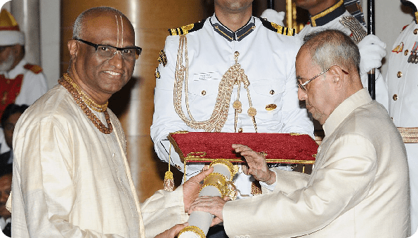 Shri Madhu Pandit Dasa receiving the Padma Shri award